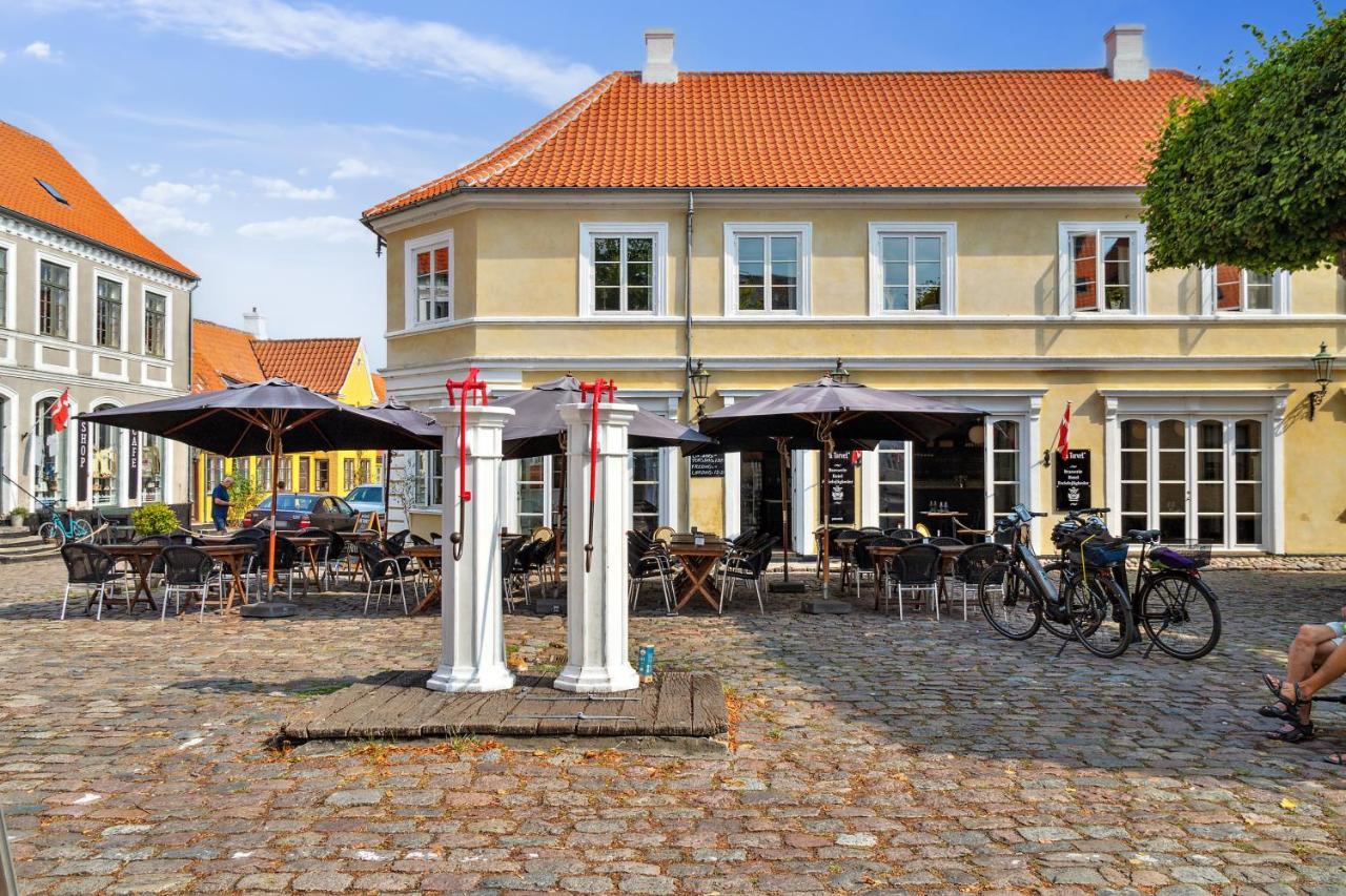 Hotel Pa Torvet Ærøskøbing Exteriör bild