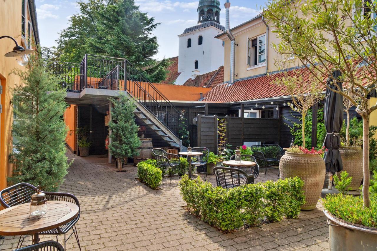Hotel Pa Torvet Ærøskøbing Exteriör bild